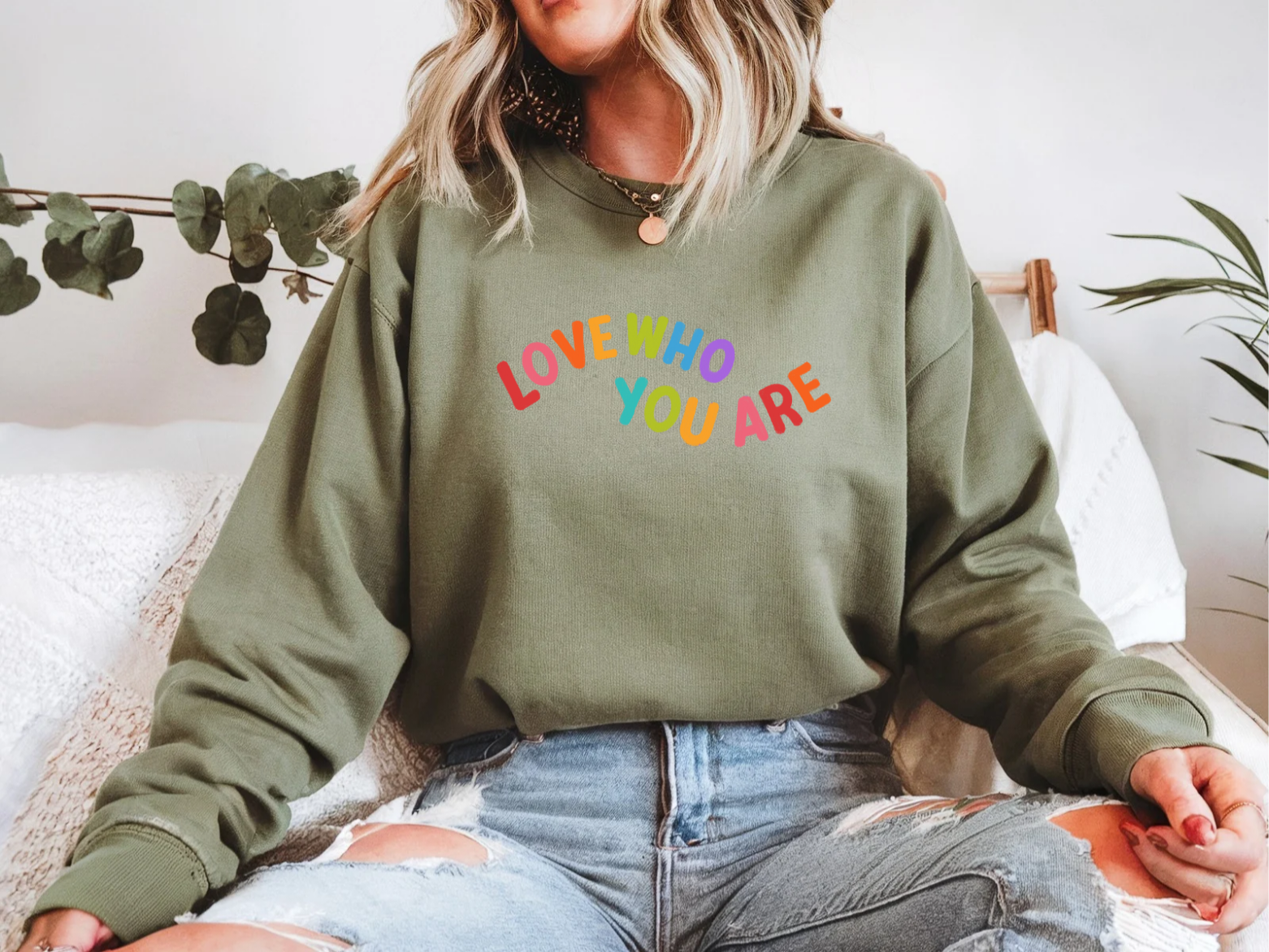 Love who Sweatshirt - Destello Store
